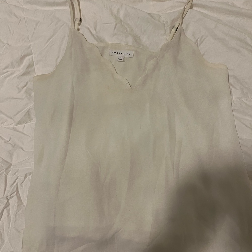 Socialite Scalloped Tank Top 🤍